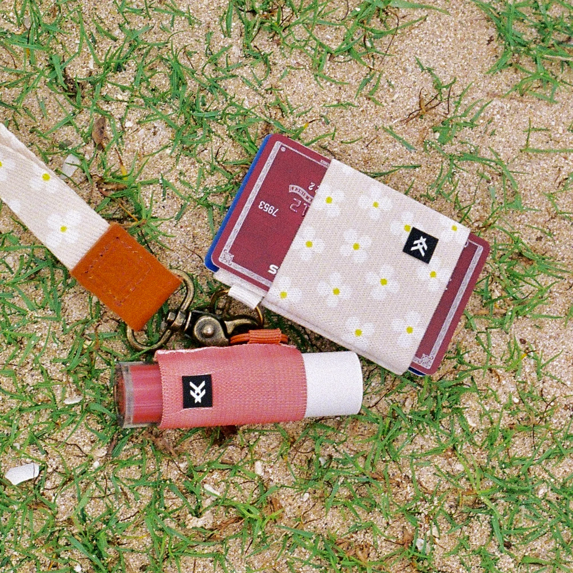 Luna Beige - Elastic Wallet - Image 3